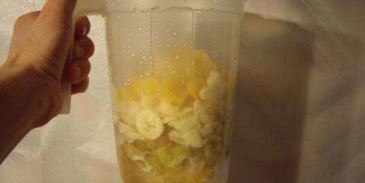 коктейль молочный с кусочками фруктов и шоколада