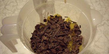 коктейль молочный с кусочками фруктов и шоколада