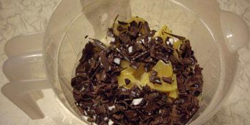 коктейль молочный с кусочками фруктов и шоколада