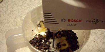 коктейль молочный с кусочками фруктов и шоколада