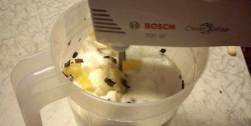 коктейль молочный с кусочками фруктов и шоколада