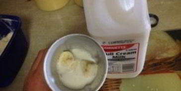 коктейль молочный с мороженым и бананом