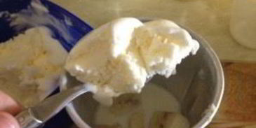 коктейль молочный с мороженым и бананом