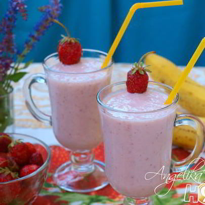 Молочный клубнично-банановый коктейль