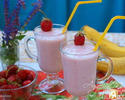 Молочный клубнично-банановый коктейль