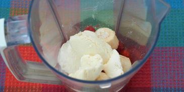 молочный клубнично-банановый коктейль