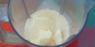 молочный клубнично-банановый коктейль