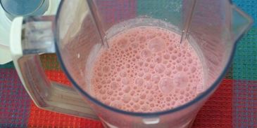 молочный клубнично-банановый коктейль