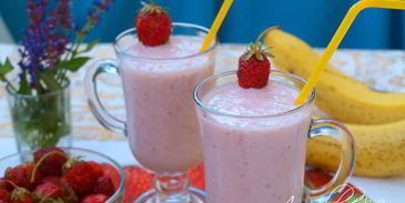 молочный клубнично-банановый коктейль