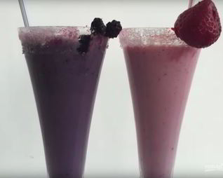 Молочный коктейль из черники и шелковицы