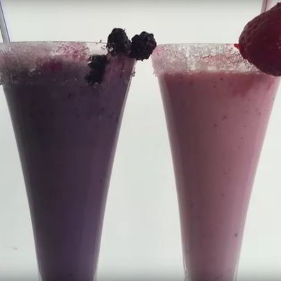 Молочный коктейль из черники и шелковицы