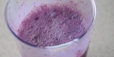 молочный коктейль из черники и шелковицы