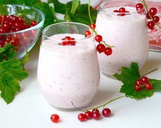 Молочный коктейль из красной смородины с бананом