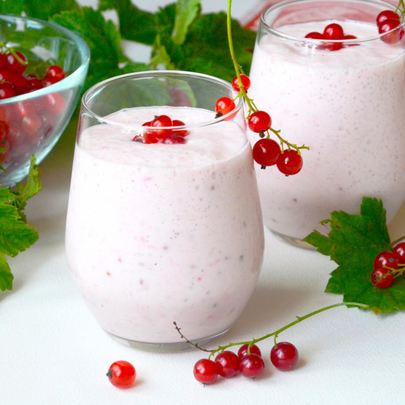 Молочный коктейль из красной смородины с бананом