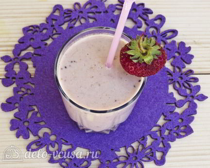 Молочный коктейль с апельсином, киви и клубникой