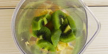 молочный коктейль с апельсином, киви и клубникой