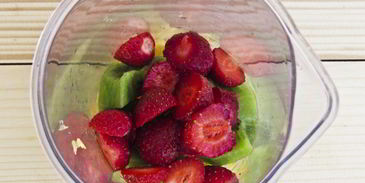 молочный коктейль с апельсином, киви и клубникой