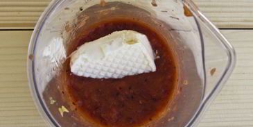 молочный коктейль с апельсином, киви и клубникой