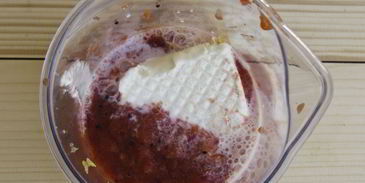 молочный коктейль с апельсином, киви и клубникой