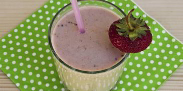 молочный коктейль с апельсином, киви и клубникой