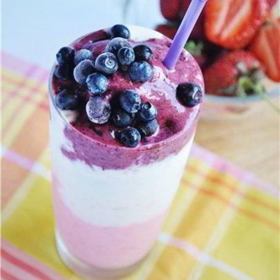 Молочный коктейль с черникой