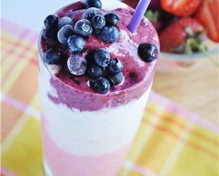 Молочный коктейль с черникой