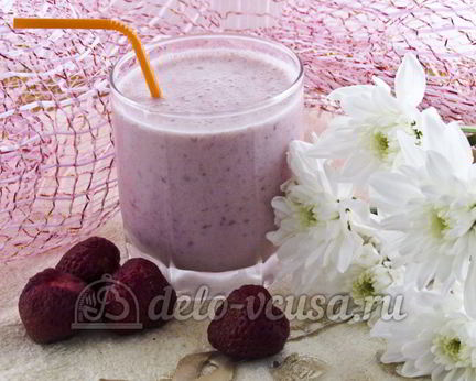 Молочный коктейль с клубникой, бананом и мороженым