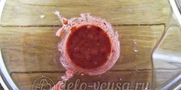 молочный коктейль с клубникой, бананом и мороженым