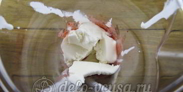 молочный коктейль с клубникой, бананом и мороженым