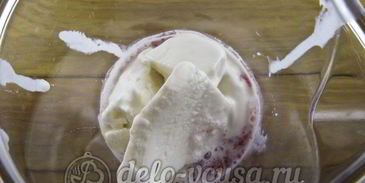 молочный коктейль с клубникой, бананом и мороженым