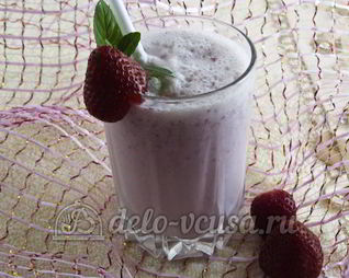 Молочный коктейль с клубникой и мороженым