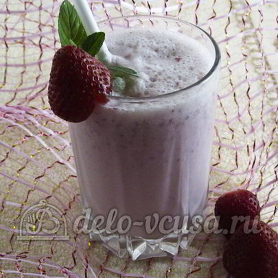 Молочный коктейль с клубникой и мороженым