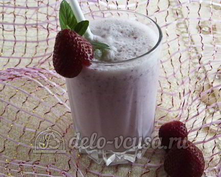 Молочный коктейль с клубникой и мороженым