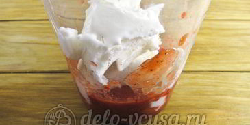 молочный коктейль с клубникой и мороженым