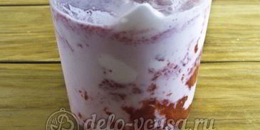 молочный коктейль с клубникой и мороженым