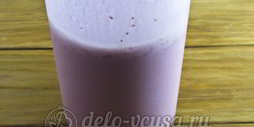 молочный коктейль с клубникой и мороженым