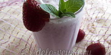 молочный коктейль с клубникой и мороженым