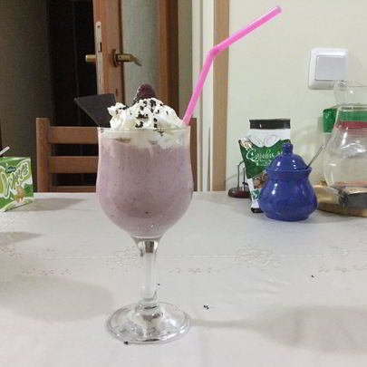 Молочный коктейль с малиной