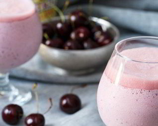 Молочный коктейль с мороженым и вишней