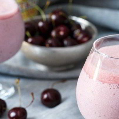 Молочный коктейль с мороженым и вишней