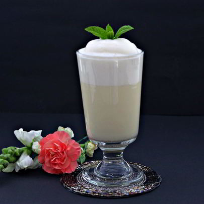 Молочный коктейль с мороженым в блендере