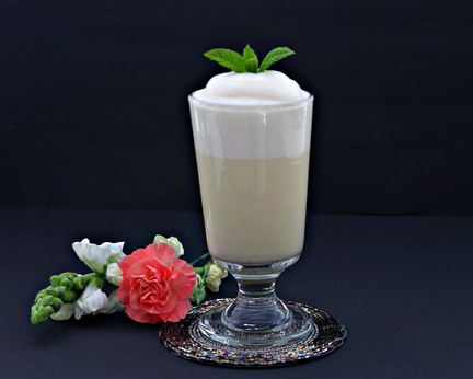 Молочный коктейль с мороженым в блендере