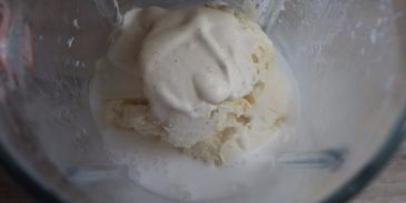 молочный коктейль с мороженым в блендере