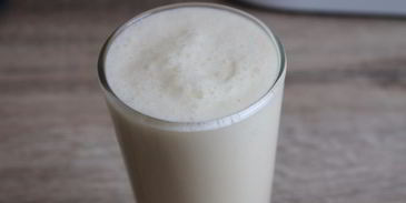 молочный коктейль с мороженым в блендере