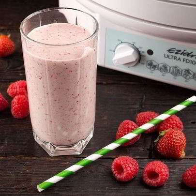 Молочный коктейль с сушеными ягодами