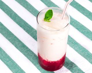 Молочный коктейль с ягодным сиропом