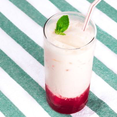 Молочный коктейль с ягодным сиропом