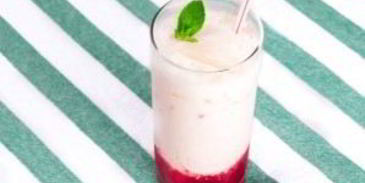 молочный коктейль с ягодным сиропом