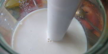 овсяно-молочный коктейль со сливовым вареньем