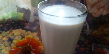 овсяно-молочный коктейль со сливовым вареньем